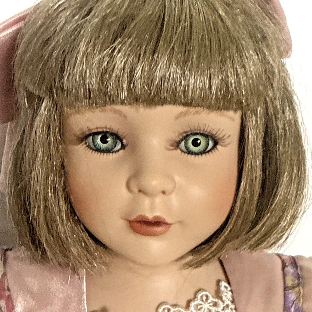 Seymour Mann 17” Connoisseur Collect Karen Porcelain Doll Straw Flower Hat Box
